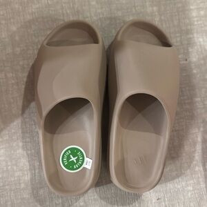 Yeezy Slides Pure